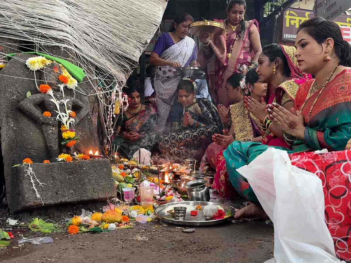 Vat Purnima 2026 Date Puja Vidhi Vat Savitri Vrat Katha Photos