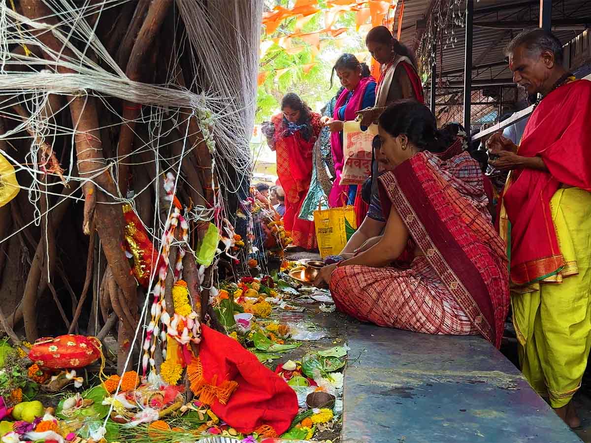 Vat Purnima 2026 Date Puja Vidhi Vat Savitri Vrat Katha Photos