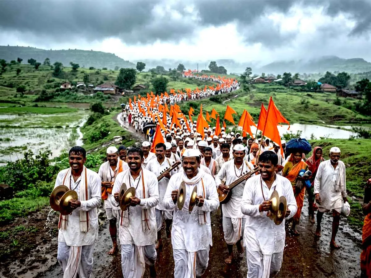 Warkaris Dindis on the Wari pilgrimage to the Vitthal Rukmini Mandir in Pandharpur