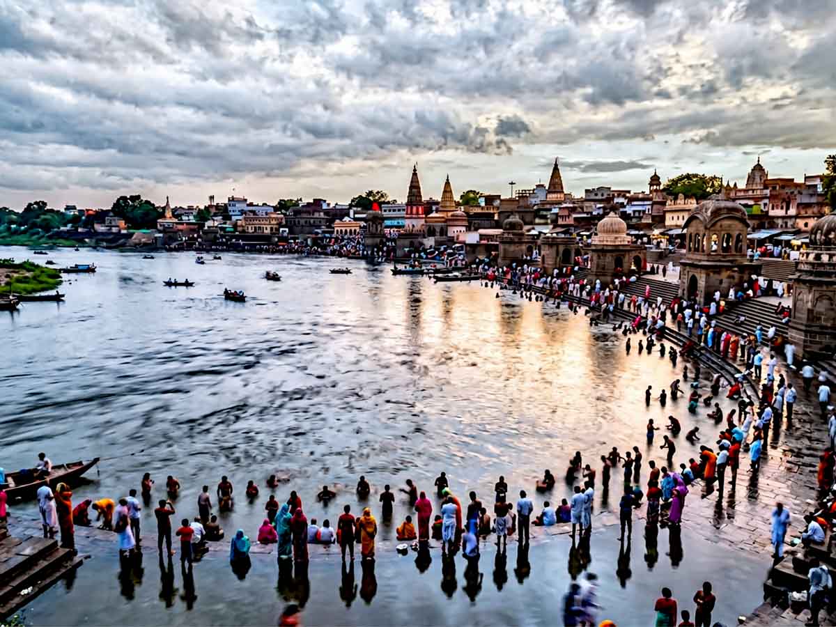 Warkaris take the holy bath at the Chandrabhaga river at Pandharpur before proceeding to the Vitthal Rukmini temple for darshan
