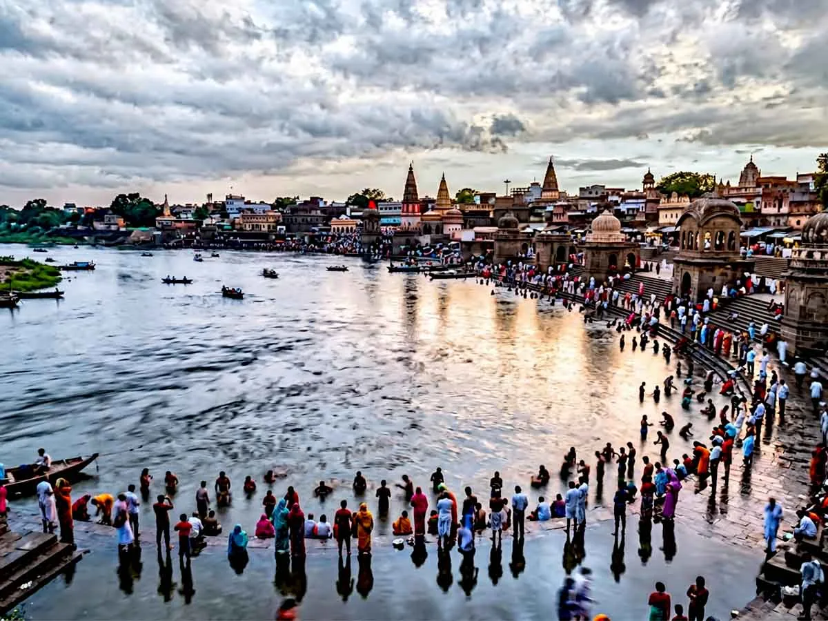 Warkaris take the holy bath at the Chandrabhaga river at Pandharpur before proceeding to the Vitthal Rukmini temple for darshan