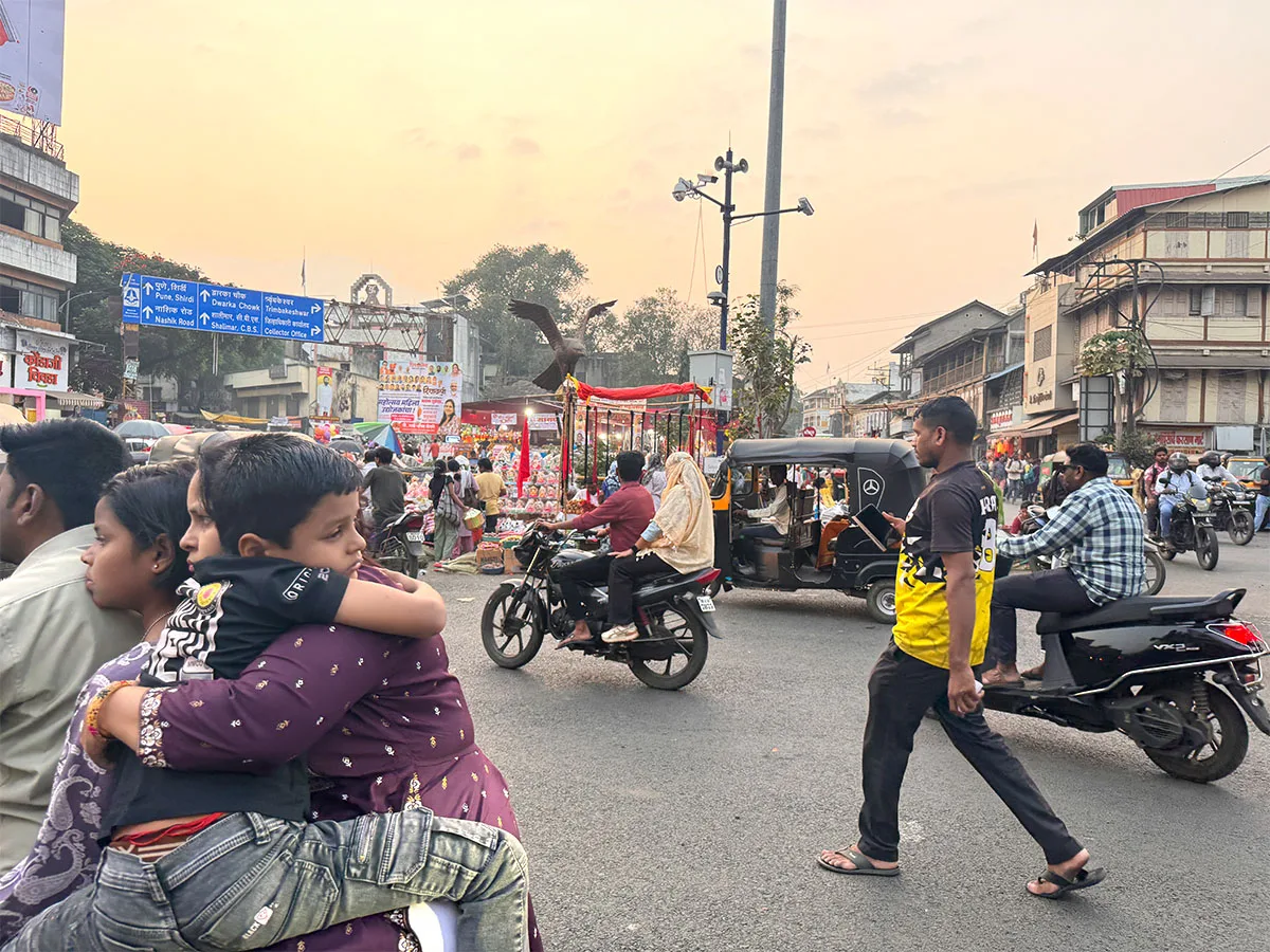 Festive crowds shopping at Raviwar Karanja Nashik