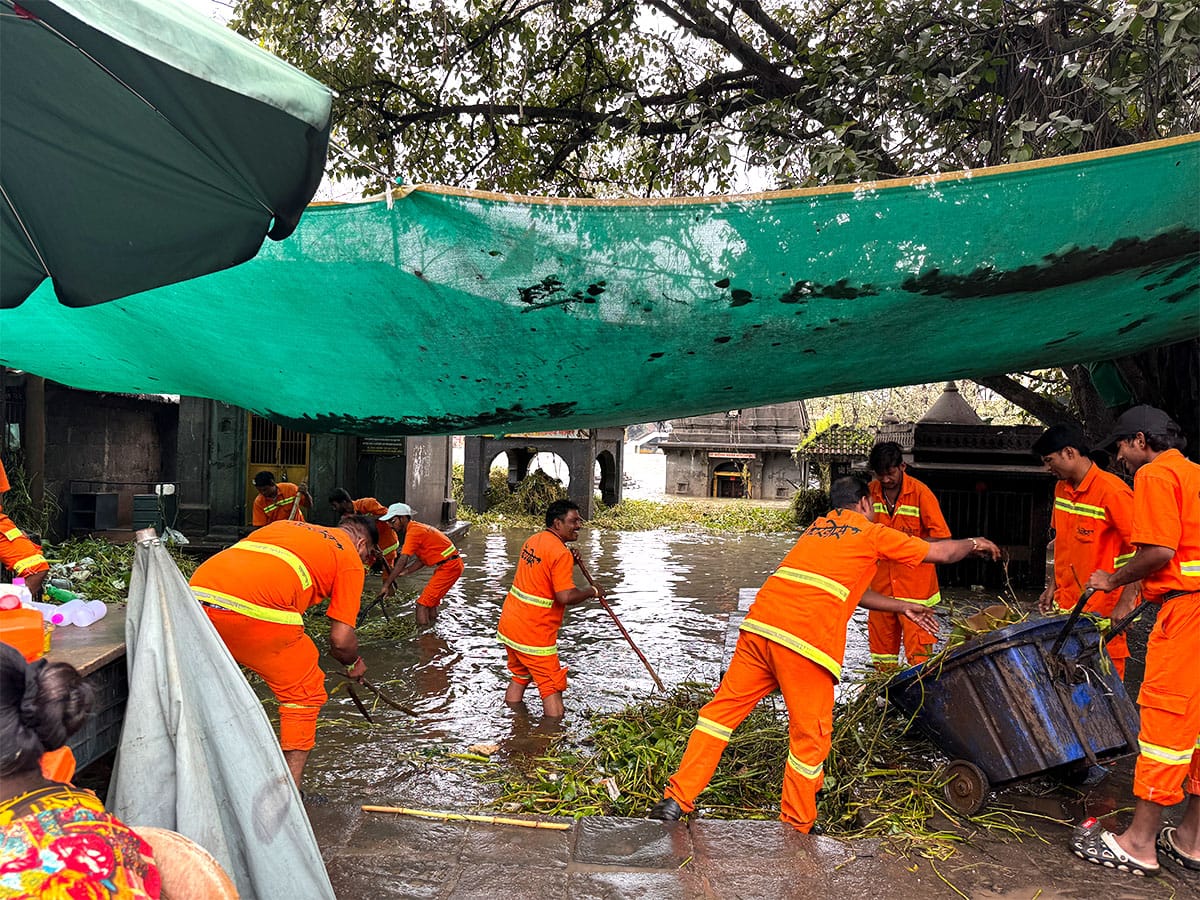 Nashik news heavy rains cause Godavari floods in Panchavati Sep 2025