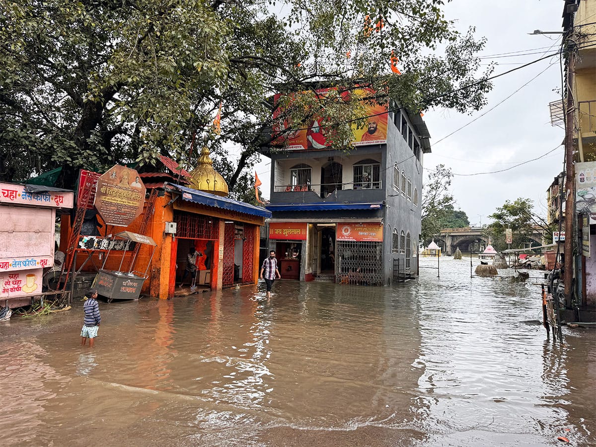 Nashik news heavy rains cause Godavari floods in Panchavati Sep 2025