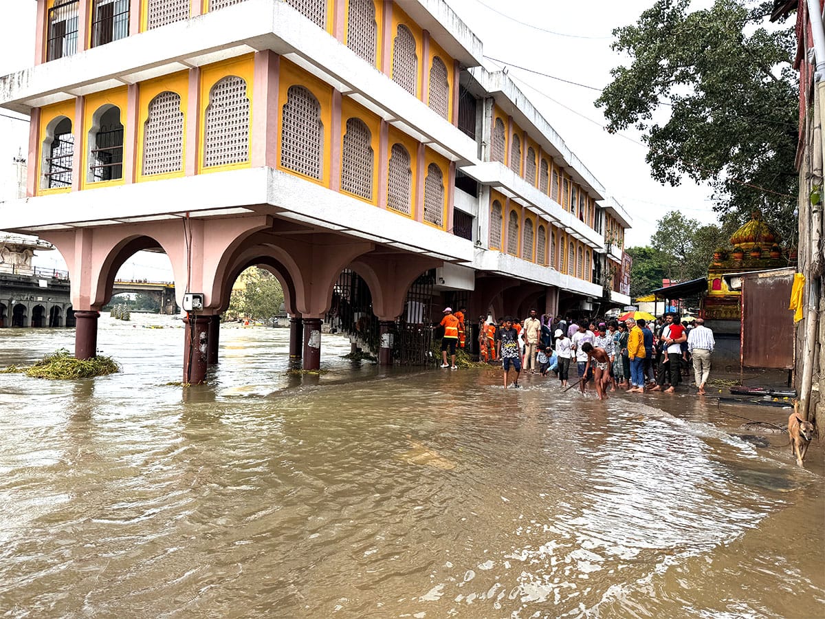 Nashik news heavy rains cause Godavari floods in Panchavati Sep 2025