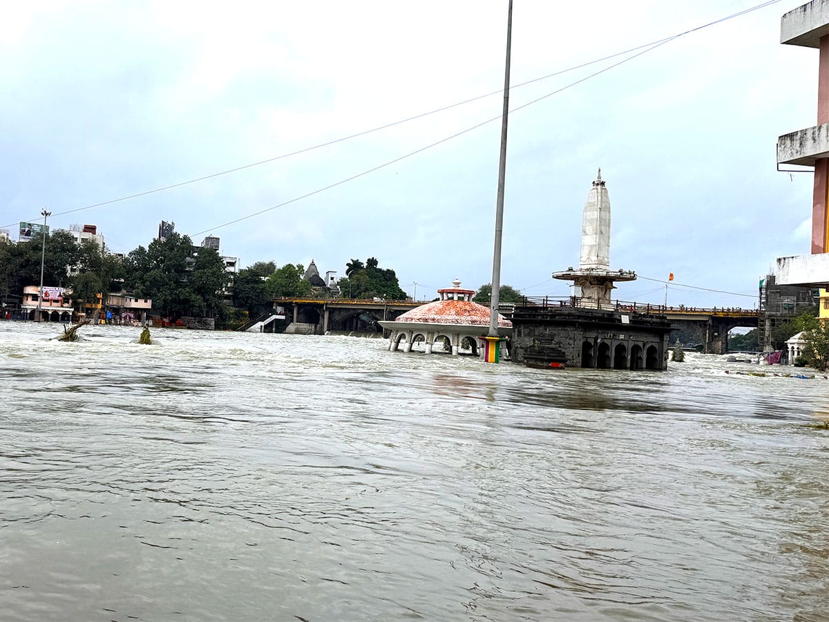 Nashik news heavy rains cause Godavari floods in Panchavati Sep 2025