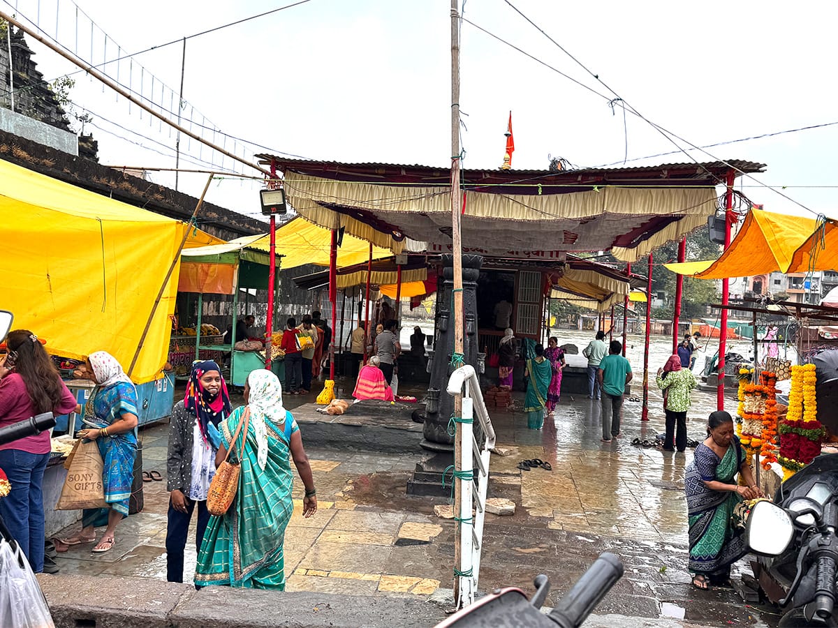 Nashik news heavy rains cause Godavari floods in Panchavati Sep 2025