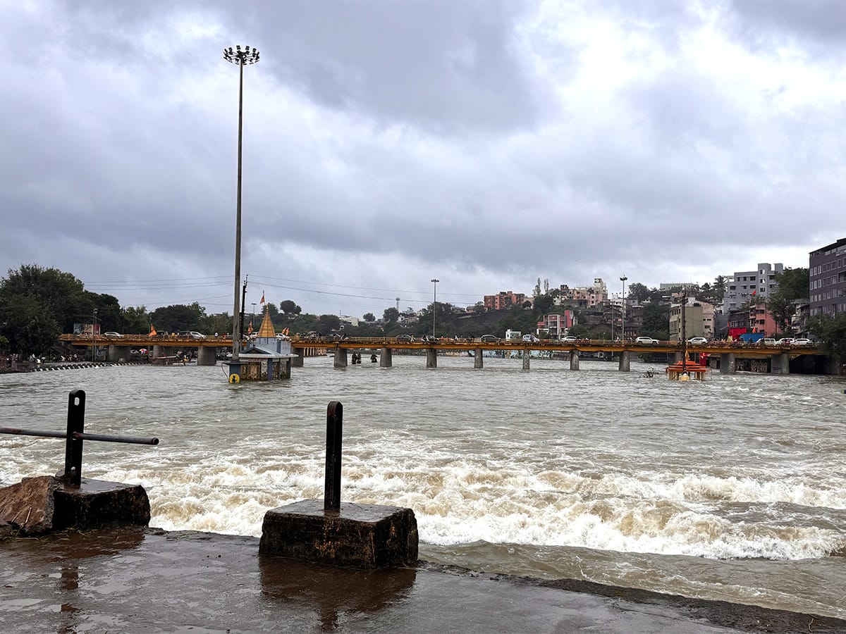 Nashik news heavy rains cause Godavari floods in Panchavati Sep 2025