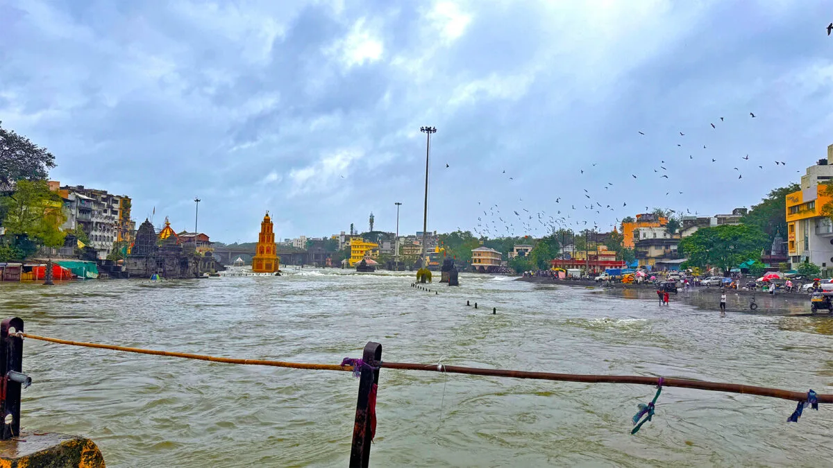 Nashik news heavy rains cause Godavari floods in Panchavati Sep 2025