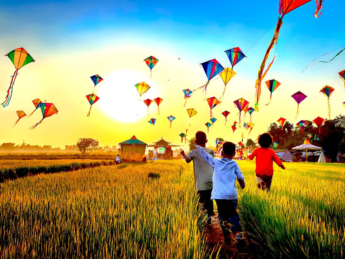 Makar Sankranti Wishes in Hindi 2026 kids playing image