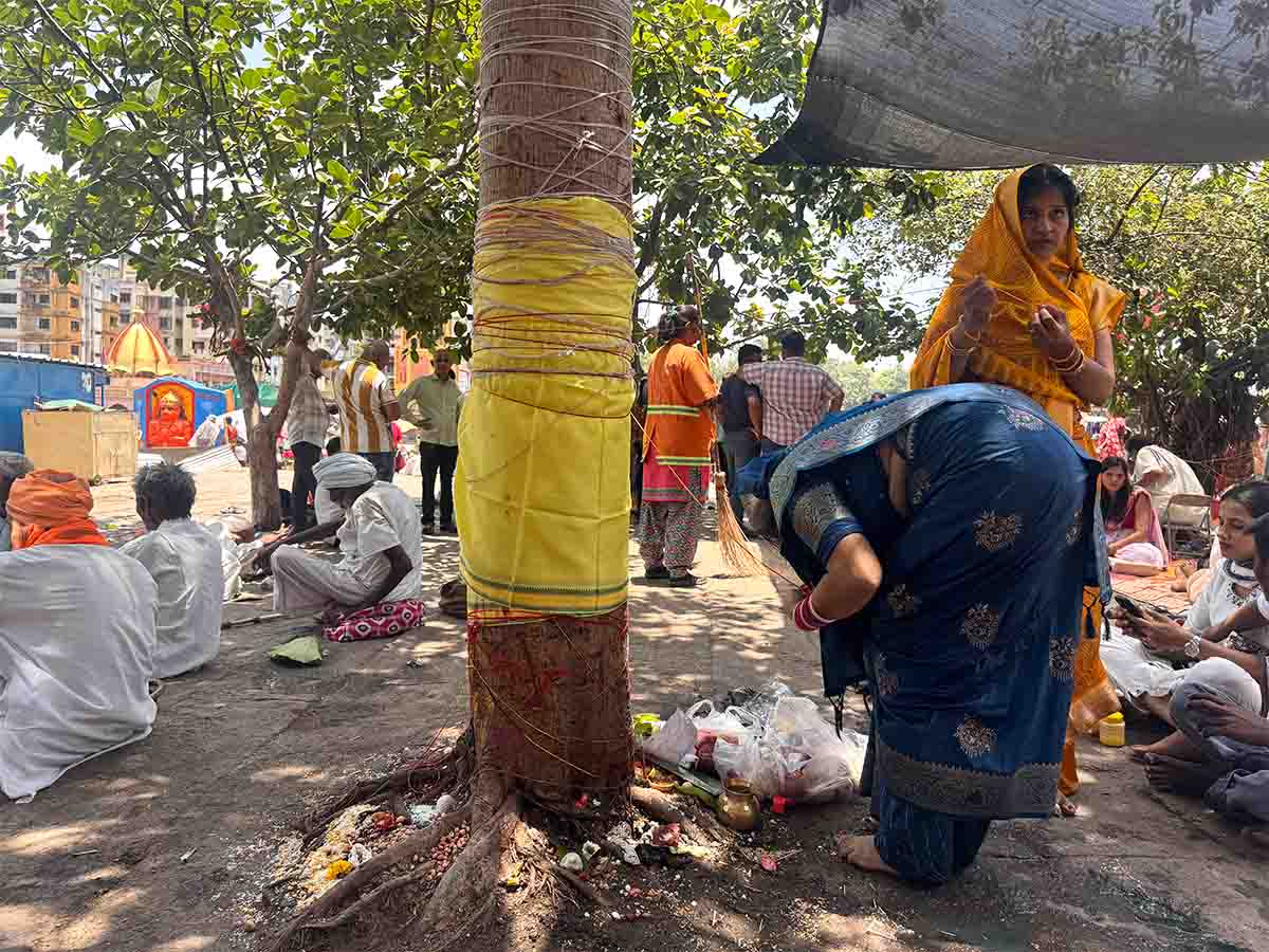Women performing Somvati Amavasya 2026 rituals under sacred trees at Ramkund Nashik