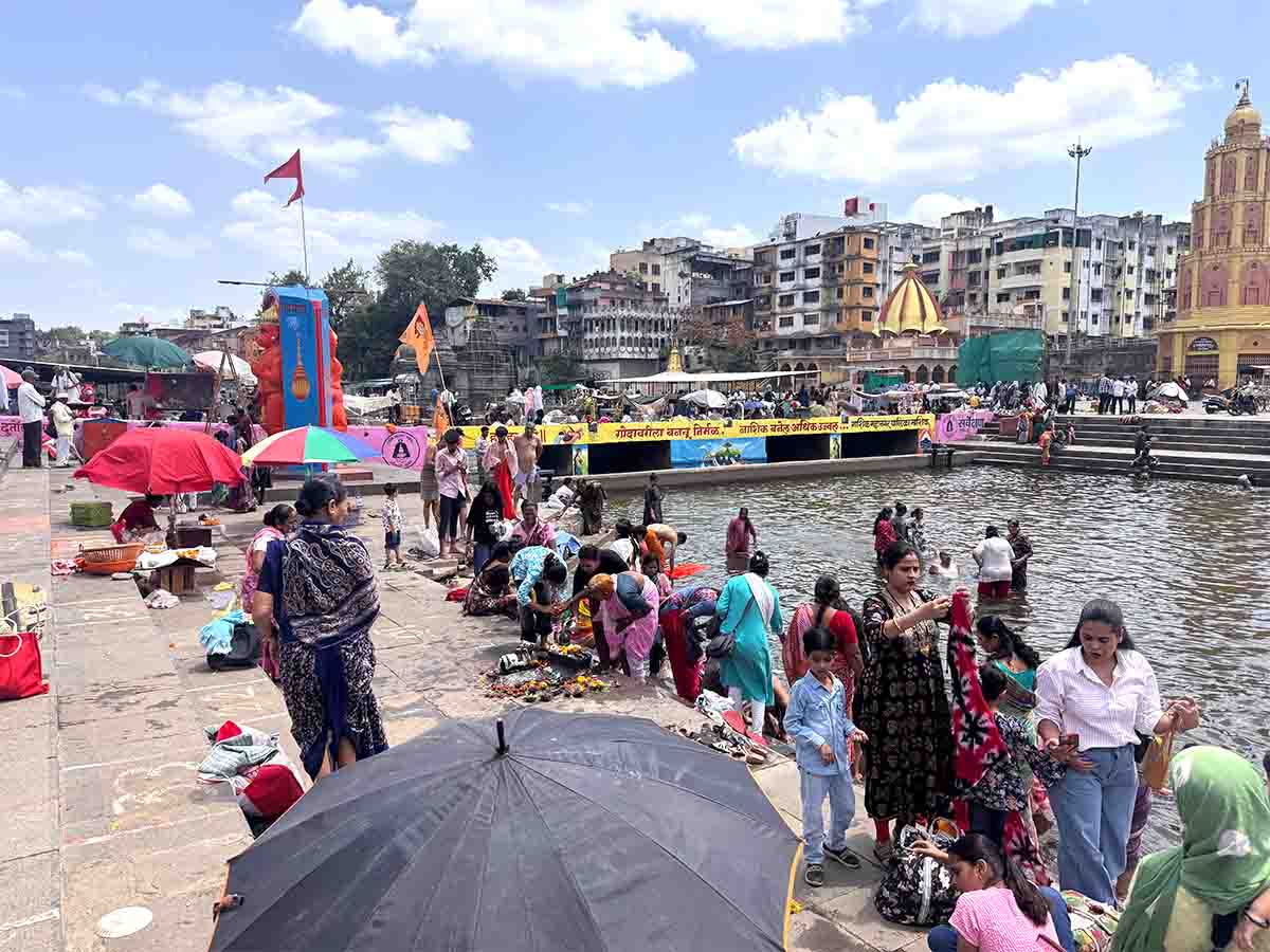 Devotees taking bath on Somvati Amavasya 2026 at Ramkund Nashik