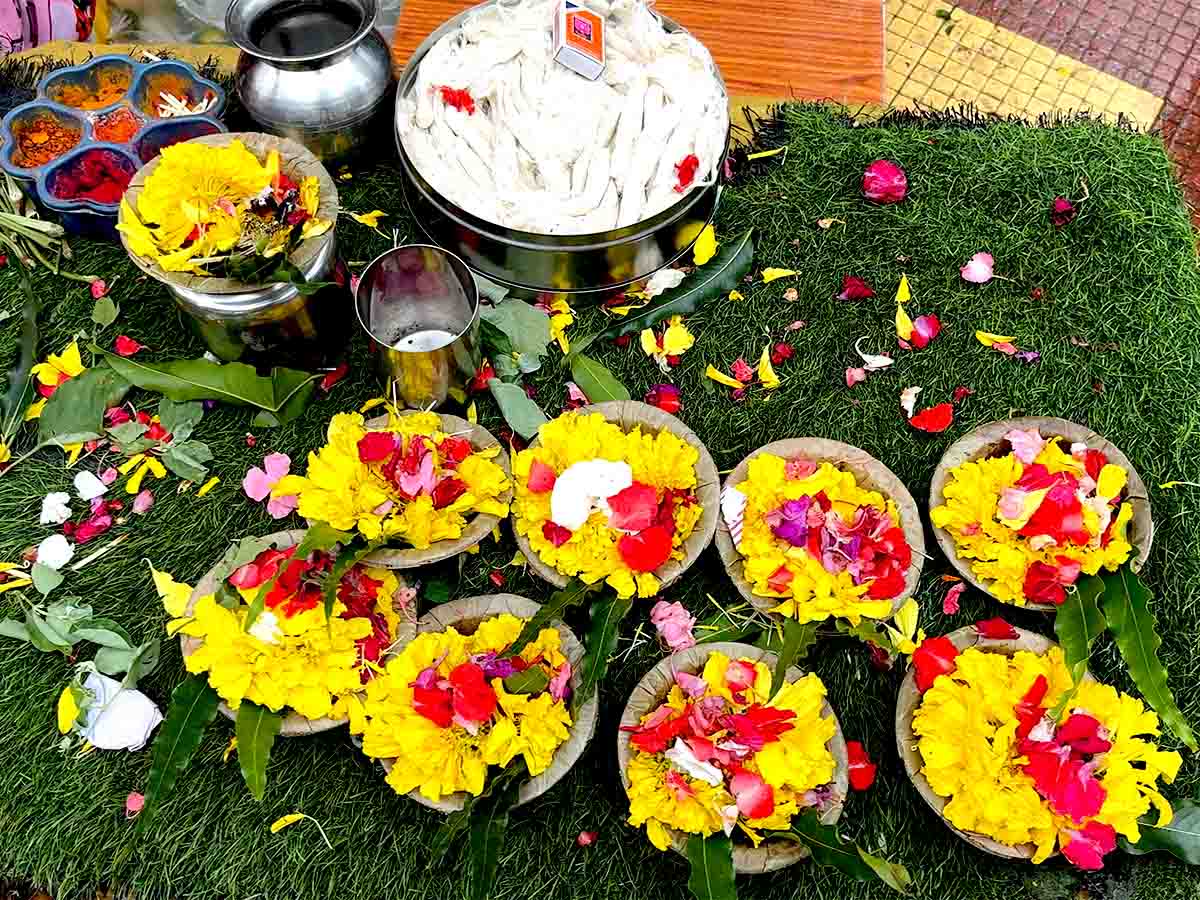 Vendors selling flowers and diyas at Ramkund Nashik