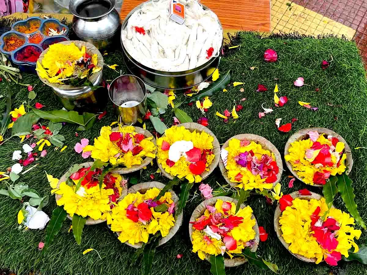 Vendors selling flowers and diyas at Ramkund Nashik