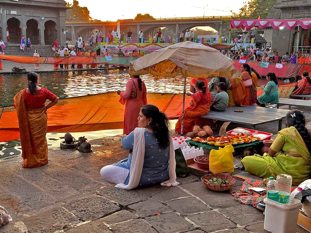 Agarwal Samaj Women perform the Saree Ritual at Ramkund Nashik