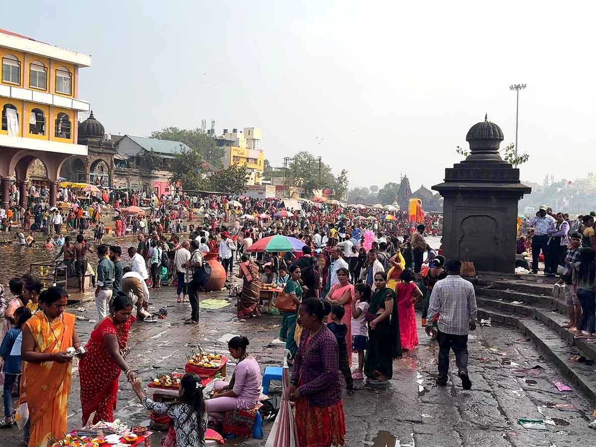 Thousands of devotees visit Ramkund Ghat Nashik