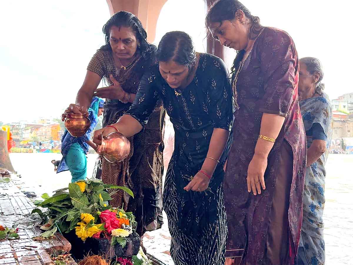 Women performing pooja at Ramkund Nashik