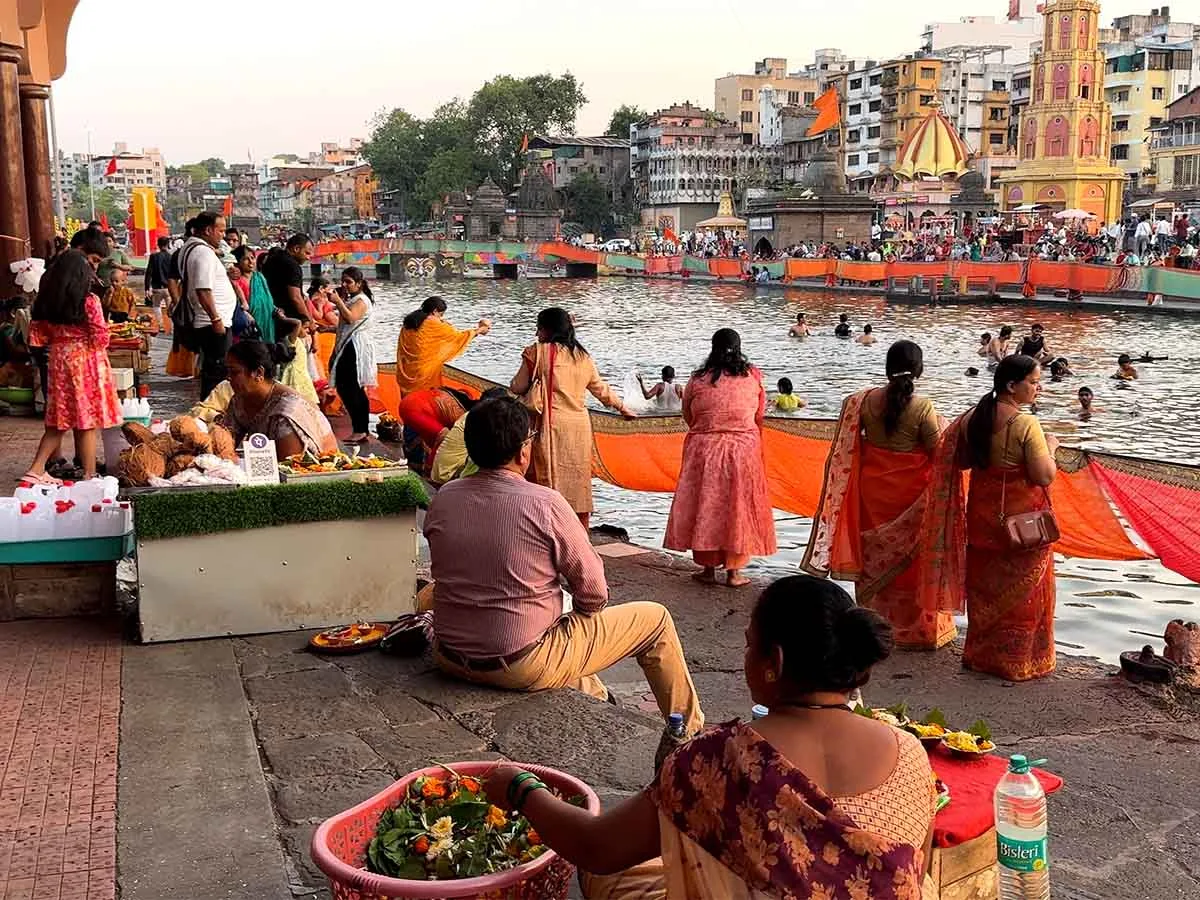 Agarwal Samaj Women perform the Saree Ritual at Ramkund Nashik