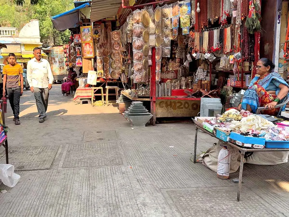 Shops Selling Pooja Implements at Ramkund Nashik