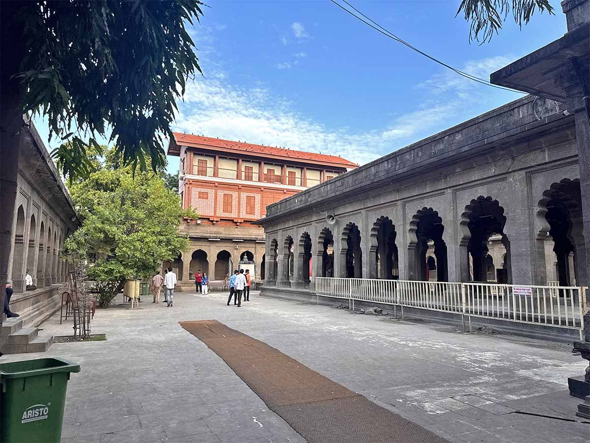 Kalaram Mandir Nashik compound view
