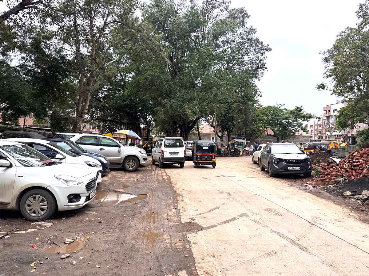 Open space outside Kalaram Mandir Nashik used for parking