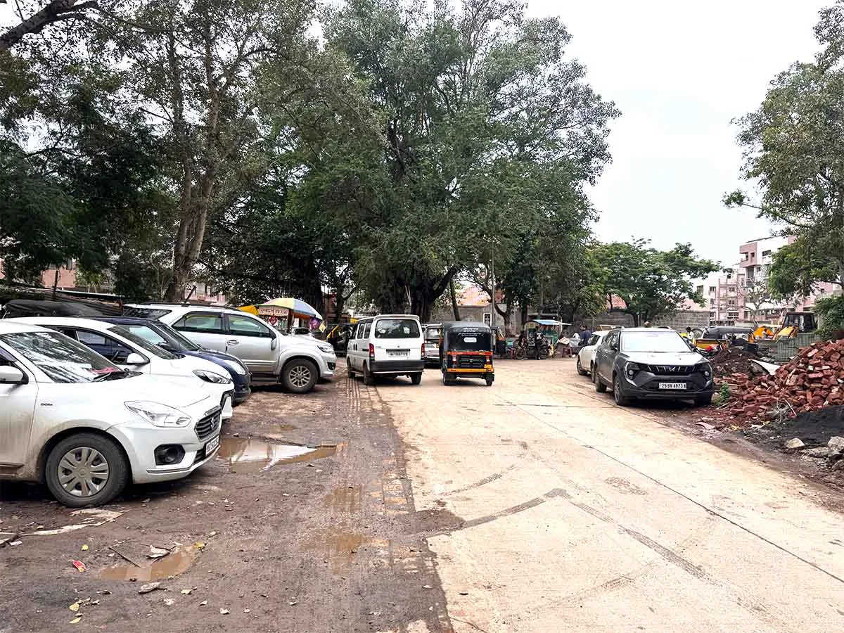Open space outside Kalaram Mandir Nashik used for parking